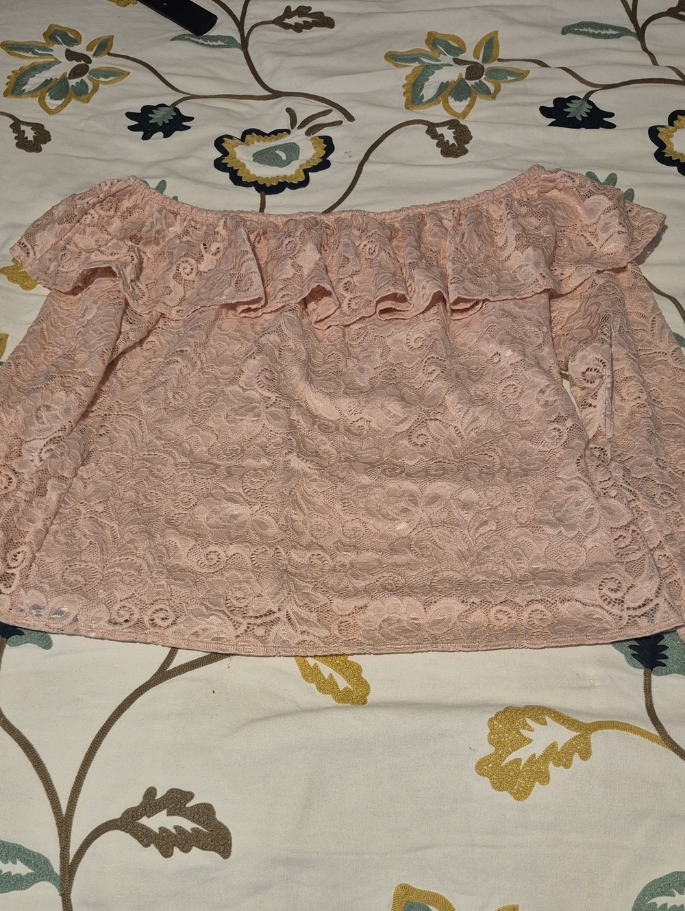 BOLD elements Off-Shoulder Lace Mini Skirt in Soft Pink